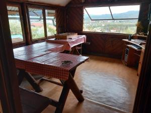 克利默内什蒂Casa Rariana的带窗户的客房内设有带木桌的厨房
