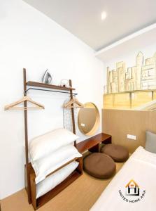 新山Suasana Residence JB City Lifestyle Suites by NEO的卧室配有一张床,墙上设有镜子