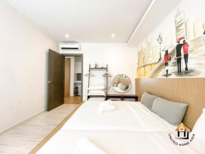 新山Suasana Residence JB City Lifestyle Suites by NEO的卧室配有一张白色大床