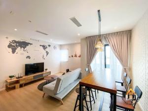 新山Suasana Residence JB City Lifestyle Suites by NEO的客厅配有桌子和墙上的世界地图