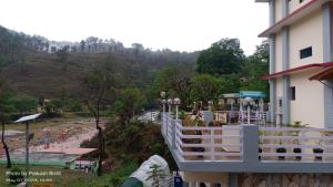 阿尔莫拉Shivalik River Retreat的享有公园景色的建筑阳台