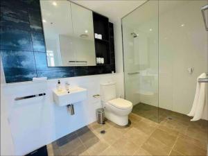 悉尼Chatswood Exeutive Suites - 3beds2baths的浴室配有卫生间、盥洗盆和淋浴。