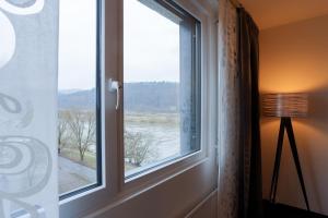 特里尔FourSide Hotel Trier的河景窗户