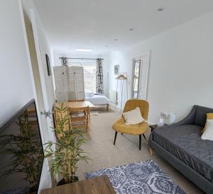 卡迪夫Studio Apartment North Cardiff的客厅配有沙发和椅子