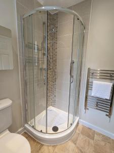 卡迪夫Studio Apartment North Cardiff的浴室里设有玻璃门淋浴