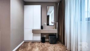 布加勒斯特DAVID'S RENTAL ROOMs的一间带水槽和镜子的浴室