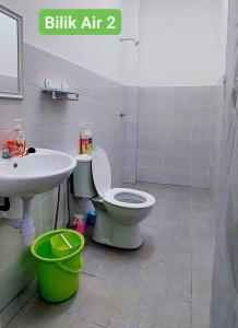 马六甲Homestay Intan Anjung Lodge的浴室配有白色卫生间和盥洗盆。