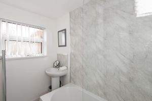 桑德兰Spacious 3-Bedroom Home, Newly Renovated, Sleeps 5的白色的浴室设有水槽和卫生间。