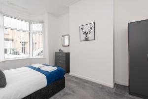 桑德兰Spacious 3-Bedroom Home, Newly Renovated, Sleeps 5的白色的卧室设有床和窗户