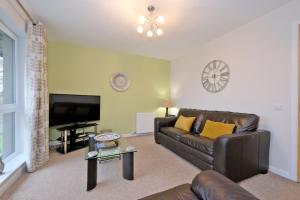 阿伯丁Caledonia Netherhills Apartment的客厅配有真皮沙发和平面电视