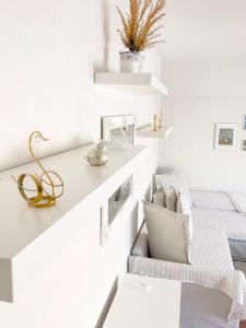 科特卡Ilona Apartments -"Home Away From Home"的带沙发和书架的白色客厅