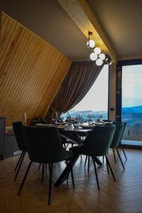 博尔沙CABANA 7 CRESTE的一间带桌椅和大窗户的用餐室