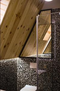 博尔沙CABANA 7 CRESTE的一间带卫生间和木制天花板的浴室