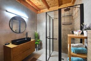 Manot比托诺费度假屋的一间带水槽和镜子的浴室