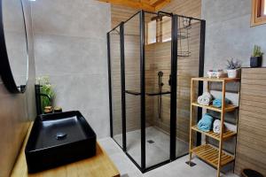 Manot比托诺费度假屋的浴室里设有黑色座椅和淋浴