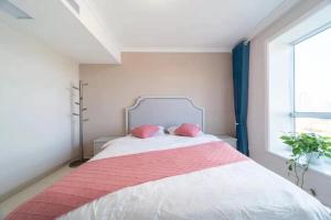 日照云海民宿的卧室配有一张大床和两个粉红色枕头