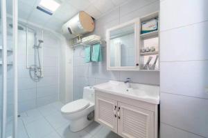 日照云海民宿的白色的浴室设有卫生间和水槽。