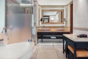多哈多哈香蕉岛安纳塔拉度假酒店的带浴缸、水槽和镜子的浴室