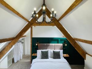 THE APPLE LOFT - Rustic luxury one bed cottage客房内的一张或多张床位