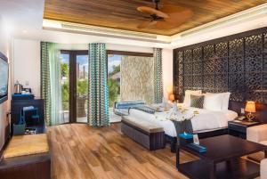 多哈多哈香蕉岛安纳塔拉度假酒店的一间卧室设有一张床和一间客厅。