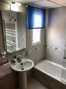 瓜尔达马尔·德尔·塞古拉Schöne Wohnung mit Top Aussicht的浴室配有盥洗盆和浴缸。