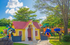 塞萨里乌兰日Mavsa Resort的一个带小黄色和粉红色房子的游乐场