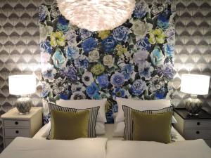 梅森Fährhaus Meißen B&B的卧室配有蓝色和白色花卉壁纸