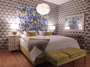 梅森Fährhaus Meißen B&B的卧室配有一张墙上鲜花的大床