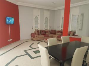 乌姆苏克Djerba La Douce的客厅配有桌子和沙发
