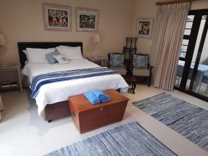 圣弗朗西斯湾Barnard Self-Catering Apartments的一间卧室配有一张床和两块地毯
