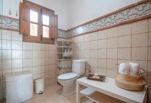 托罗克斯La Casa Roja Torrox 6 huéspedes y piscina privada的浴室配有卫生间和水槽。