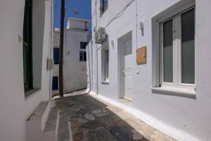 提诺斯MALAMATENIA'S HOUSE的一条空洞的小巷,有白色的墙壁和窗户