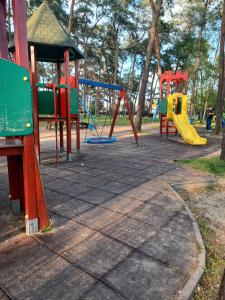 尼赖吉哈佐Levendula Apartman Nyíregyháza的公园里一个带五颜六色游戏设备的游乐场