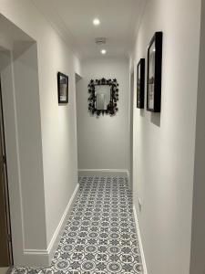 SpilsbyHomeForYou - Holiday Home in the Wolds的走廊设有白色墙壁和瓷砖地板