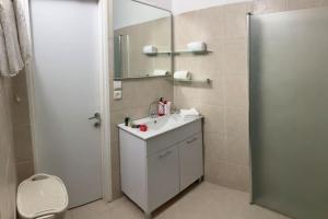 恰斯林Limor-resident的一间带水槽和镜子的浴室