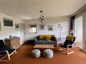 维拉尔-德朗Appartement 50m2 vue imprenable avec garage draps et serviettes compris的客厅配有沙发、椅子和桌子
