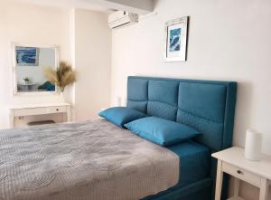布雷拉Villa Skalinada with sea view的白色客房内的蓝色床和蓝色沙发