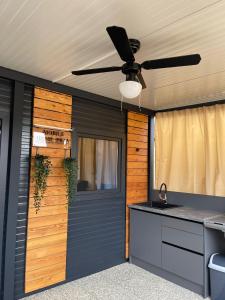 普利拉卡Mobile Homes Fran的厨房设有黑色的门和吊扇。