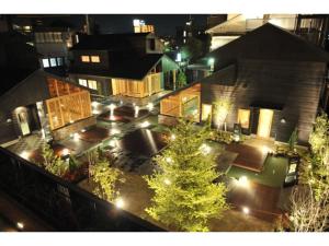 前桥市Maebashi - House - Vacation STAY 64432v的夜晚有灯光的空中景色