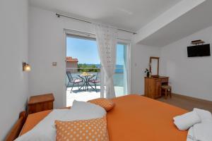 巴什卡沃达Villa Juric的一间卧室配有一张床,享有海景