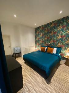 阿尔斯特“De Koelemert”的一间卧室设有蓝色的床和大墙