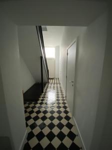 阿尔斯特“De Koelemert”的走廊上设有黑白格子地板