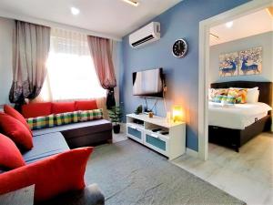 安塔利亚Central and Fully Furnished Flat in Muratpasa的一间卧室配有一张床和一张沙发