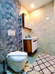 安塔利亚Central and Fully Furnished Flat in Muratpasa的一间带卫生间和水槽的浴室