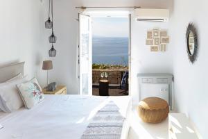 米克诺斯城Villa Mandala的一间卧室设有一张床,享有海景
