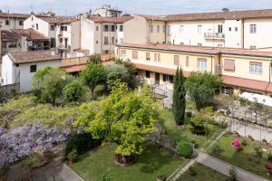 佛罗伦萨Antica Dimora Sant'Anna的树木和建筑的城市空中景观