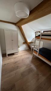 MildenauRauschenbachmühle的客房配有双层床和书桌。