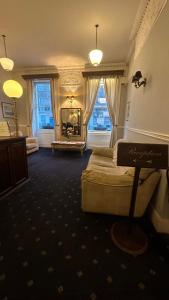 伦敦Thanet Hotel Annex的一间卧室设有两张床和大窗户