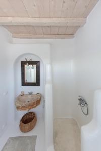 米克诺斯城Villa Mandala的一间带木制水槽和镜子的浴室