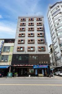 高雄I HI Sanduo Travel Hotel的城市街道上一座高大的建筑,有建筑